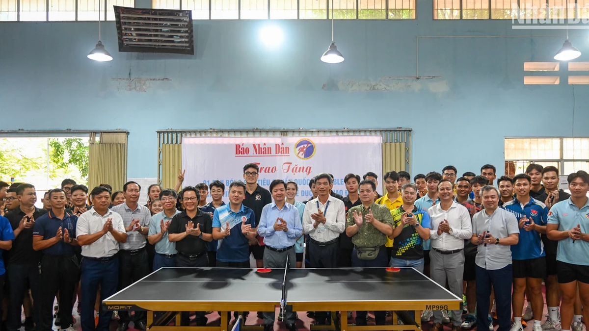[Photo] Le comité d'organisation du tournoi national de tennis de table du journal Nhan Dan a offert des tables et des livres aux universités de Da Nang.
