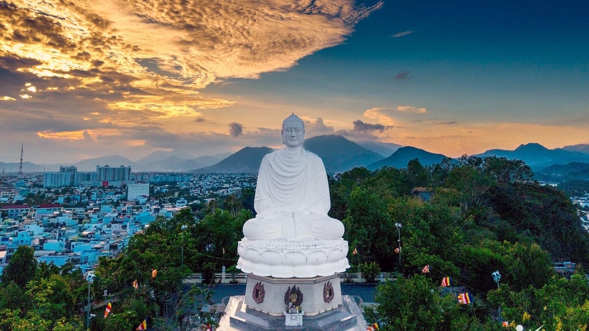 Chiêm ngưỡng tượng Phật trắng ngoài trời ‘khổng lồ’ ở Nha Trang