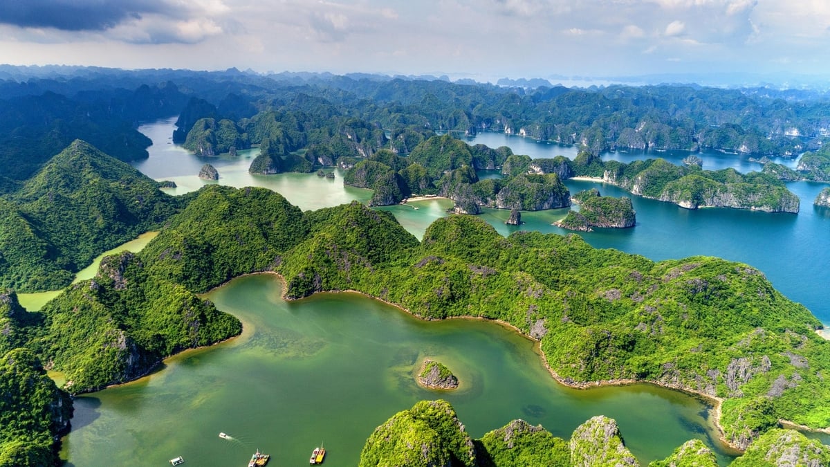 Ngắm Di sản Thiên nhiên thế giới vịnh Hạ Long từ trên cao