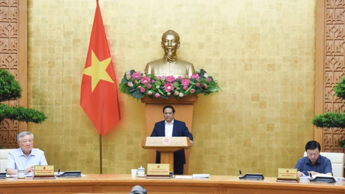 Prime Minister Pham Minh Chinh chairs the Government meeting on law making in May 2025