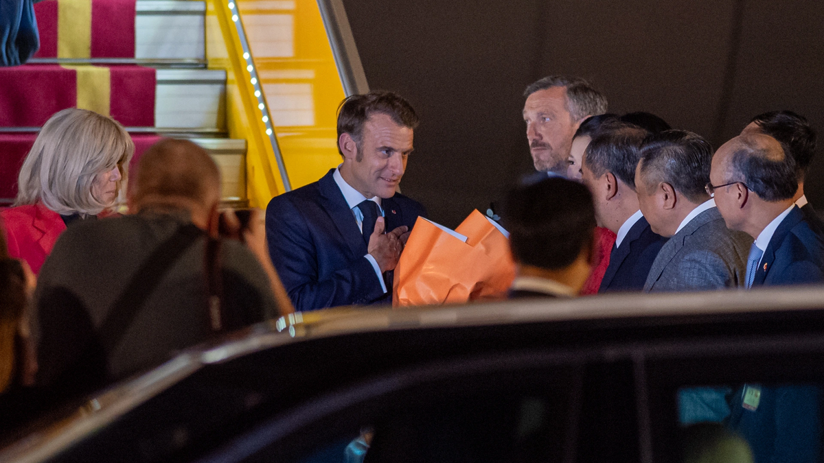 ノイバイ空港にいるフランスのエマニュエル・マクロン大統領夫妻の写真