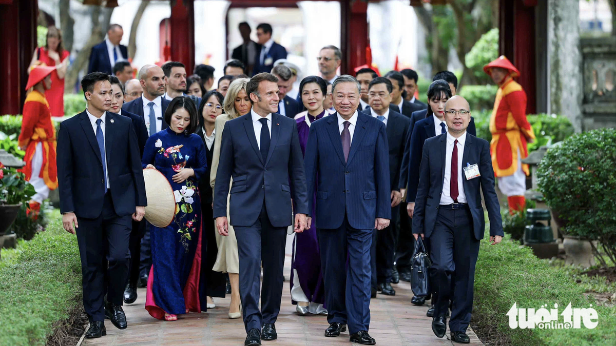 Tổng thống Pháp Macron đánh trống sấm khi thăm Văn Miếu - Quốc Tử Giám cùng Tổng Bí thư Tô Lâm