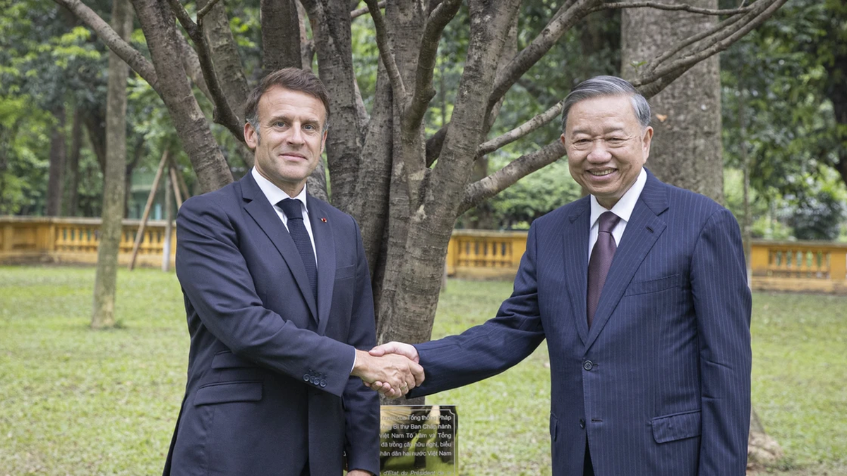 [Ảnh] Tổng Bí thư Tô Lâm và Tổng thống Pháp Emmanuel Macron thăm Khu di tích Chủ tịch Hồ Chí Minh