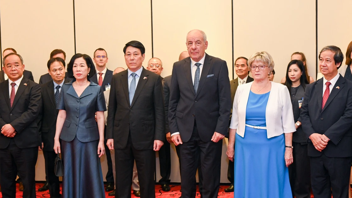 [Photo] Les dirigeants vietnamiens et hongrois assistent au vernissage de l'exposition du photographe Bozoky Dezso
