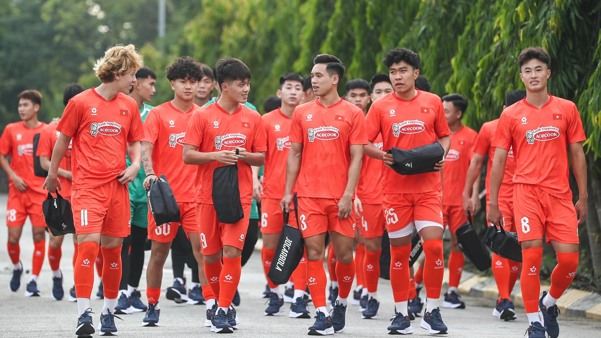 Ngôi sao Việt kiều Bùi Alex tích cực tập luyện cùng U22 Việt Nam