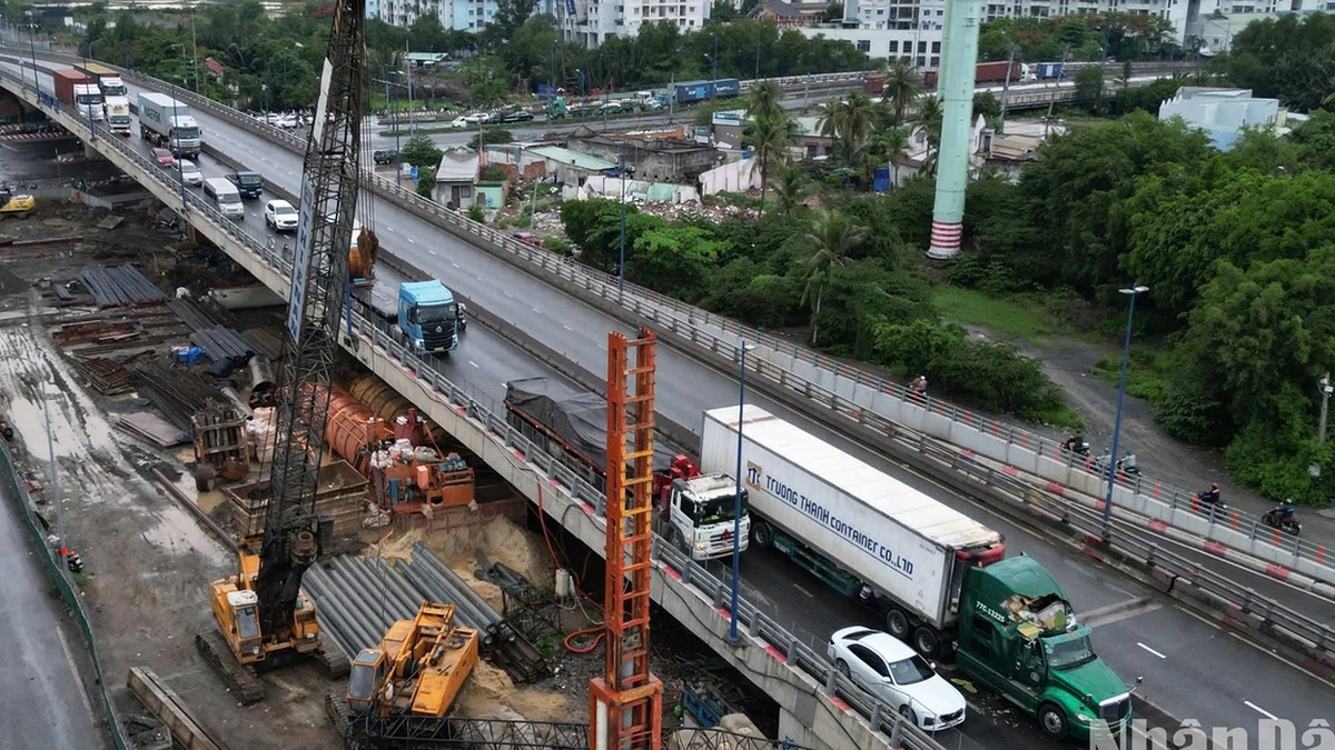 [Ảnh] Cần cẩu đổ đè xe đầu kéo container và ô-tô tại công trình giao thông