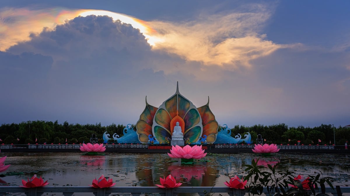 Mây ngũ sắc xuất hiện ở Bình Chánh, nơi tổ chức Vesak 2025