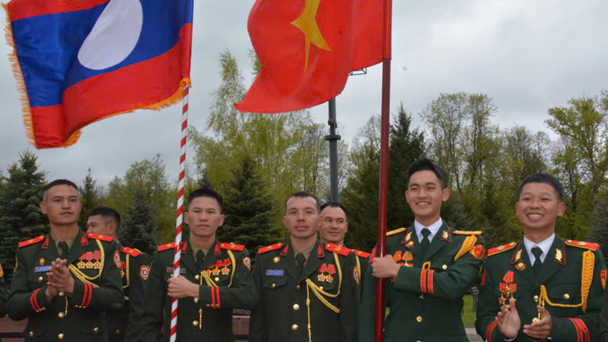 Đoàn Quân đội nhân dân Việt Nam giao lưu với đoàn Lào và Trung Quốc