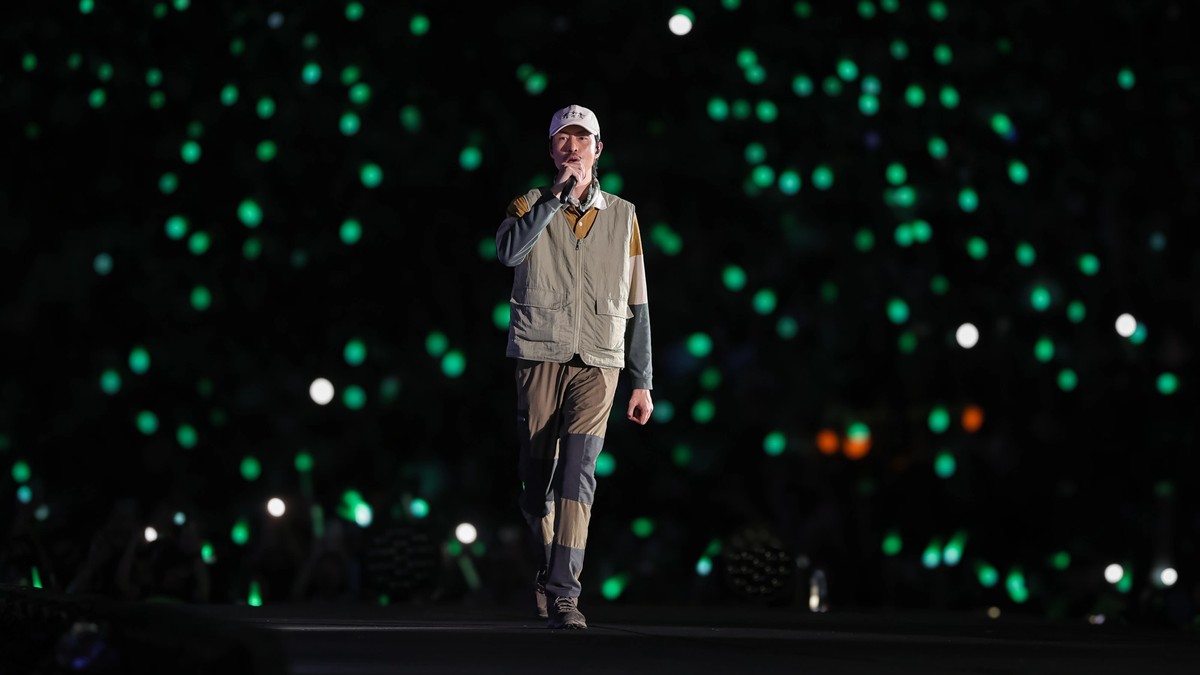 Ha Anh Tuan a « dénoncé » Den Vau pour être… trop grand lors d'un concert avec plus de 20 000 personnes