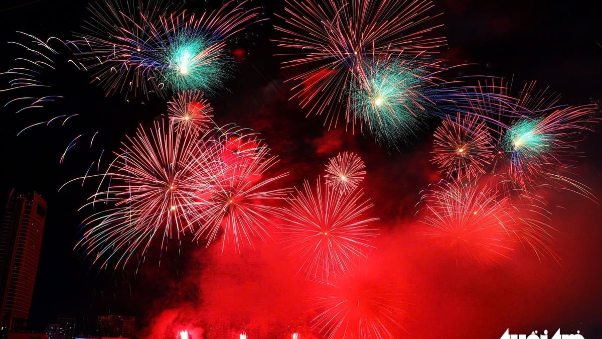 Audience explodes with emotion at fireworks display between Canada and China