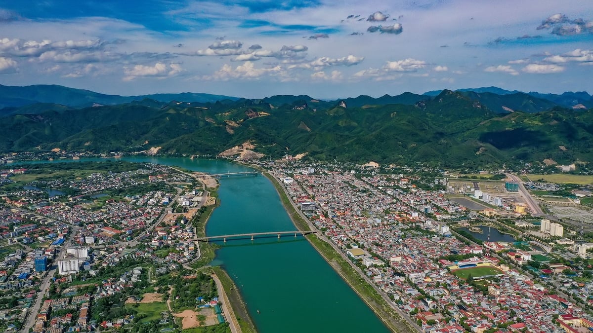 Ngắm thành phố ven sông, nơi đặt công trình thế kỷ 'chinh phục' Đà Giang