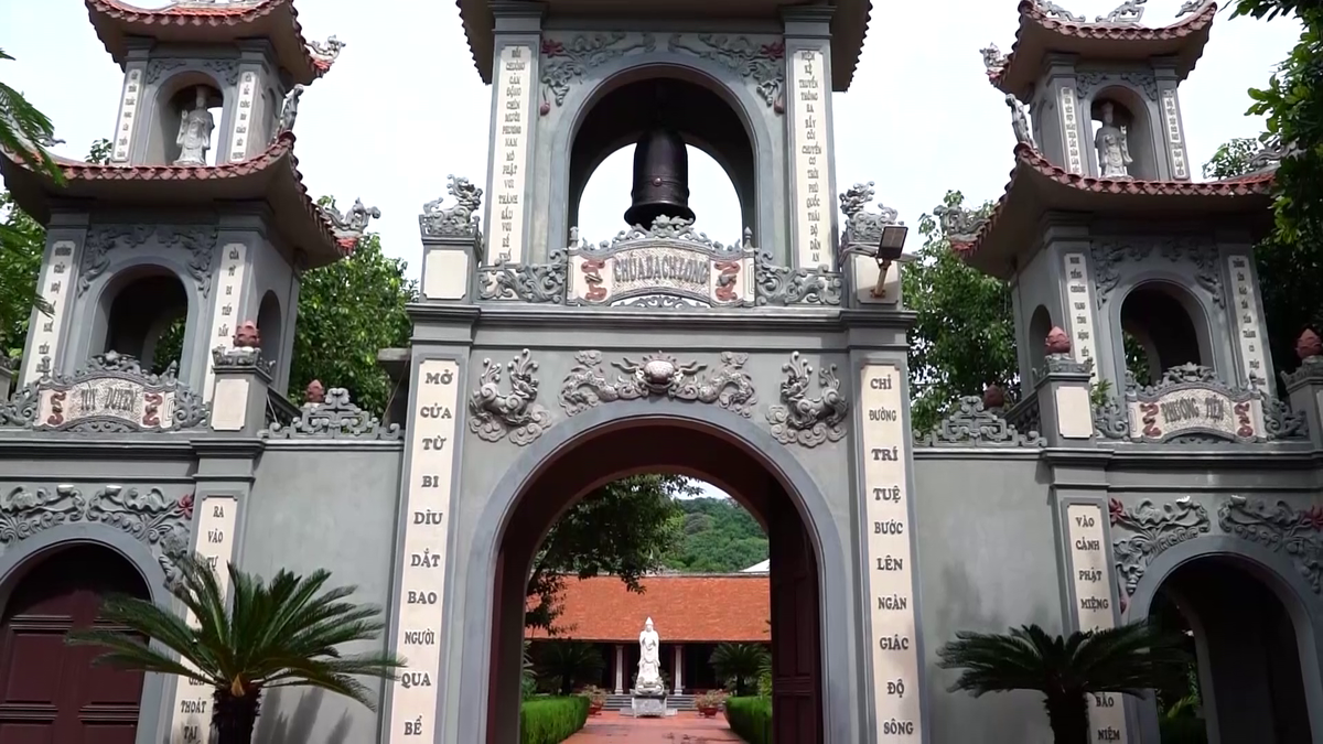 Templo especial en la isla de Bach Long Vi