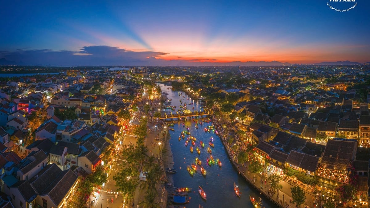 Tour du lịch mới ở Hội An: Ngắm phố cổ tuyệt đẹp từ dù lượn