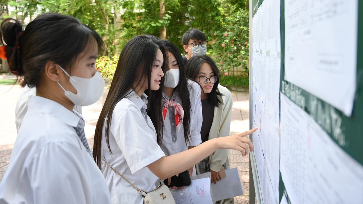 [ภาพ] ผู้สมัครมากกว่า 124,000 คนในฮานอยเข้าสอบไล่เพื่อสำเร็จการศึกษาระดับมัธยมศึกษาตอนปลายประจำปี 2568