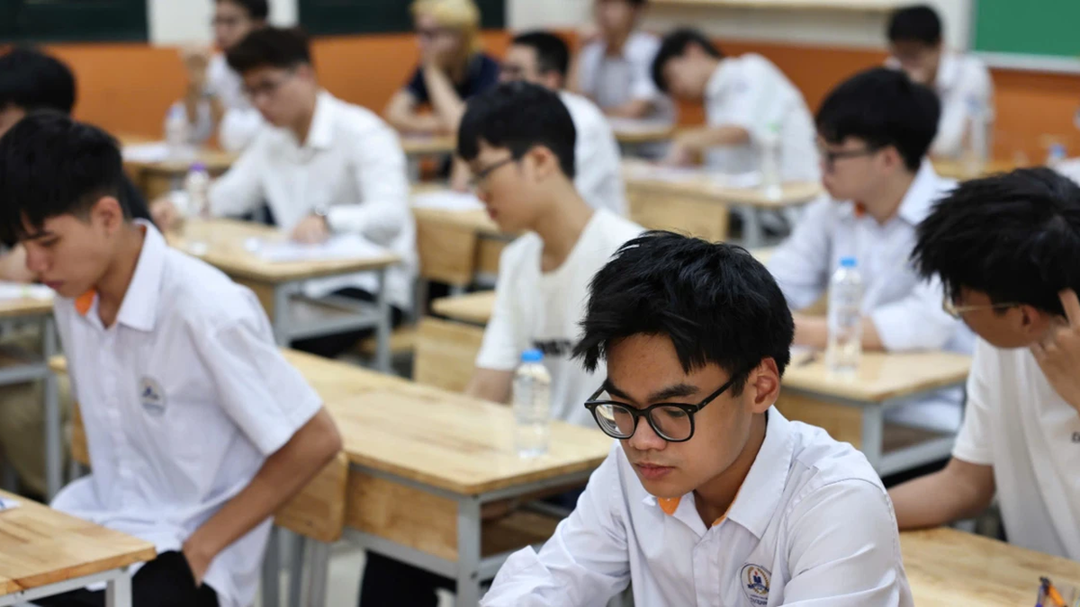 [Ảnh] Thí sinh làm bài thi tốt nghiệp buổi đầu tiên với đề Ngữ văn mới