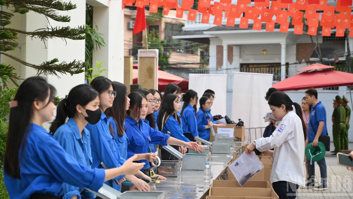 Examen de fin d'études secondaires : plus de 122 000 candidats à Hanoi passent l'examen de littérature