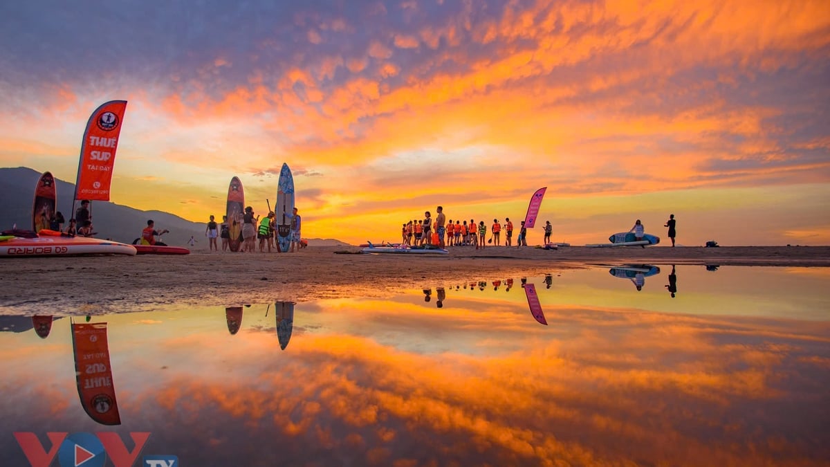 Paddling SUP to welcome the sunrise - an experience that attracts tourists in Da Nang