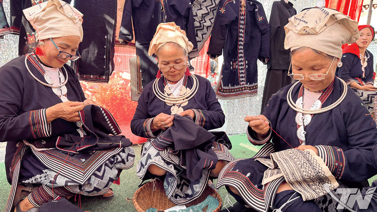 Preserving traditional costumes of Dao Tien ethnic group in Ban Bung