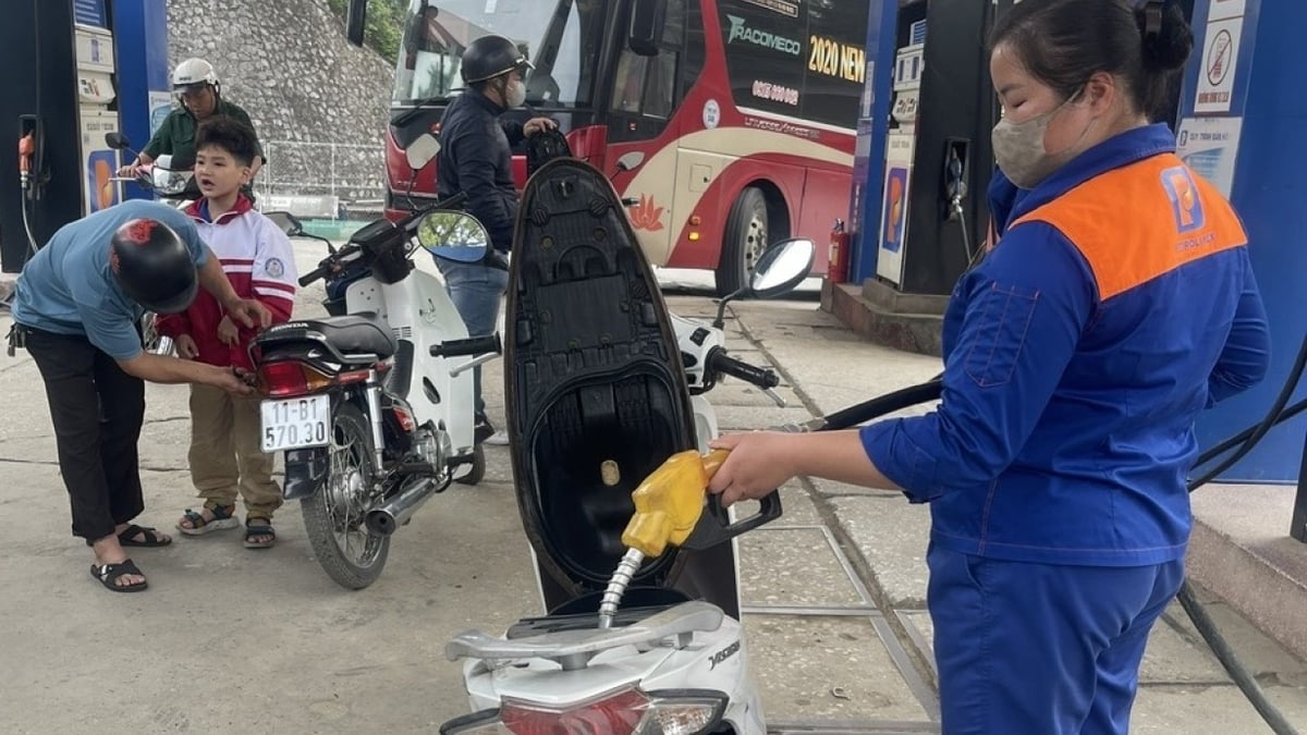តម្លៃសាំង E5RON92 ឡើងថ្លៃ ២១០ដុង/លីត្រ ចាប់ពីម៉ោង ៣រសៀល។ ថ្ងៃទី 10 ខែកក្កដា - កាសែត Cao Bang