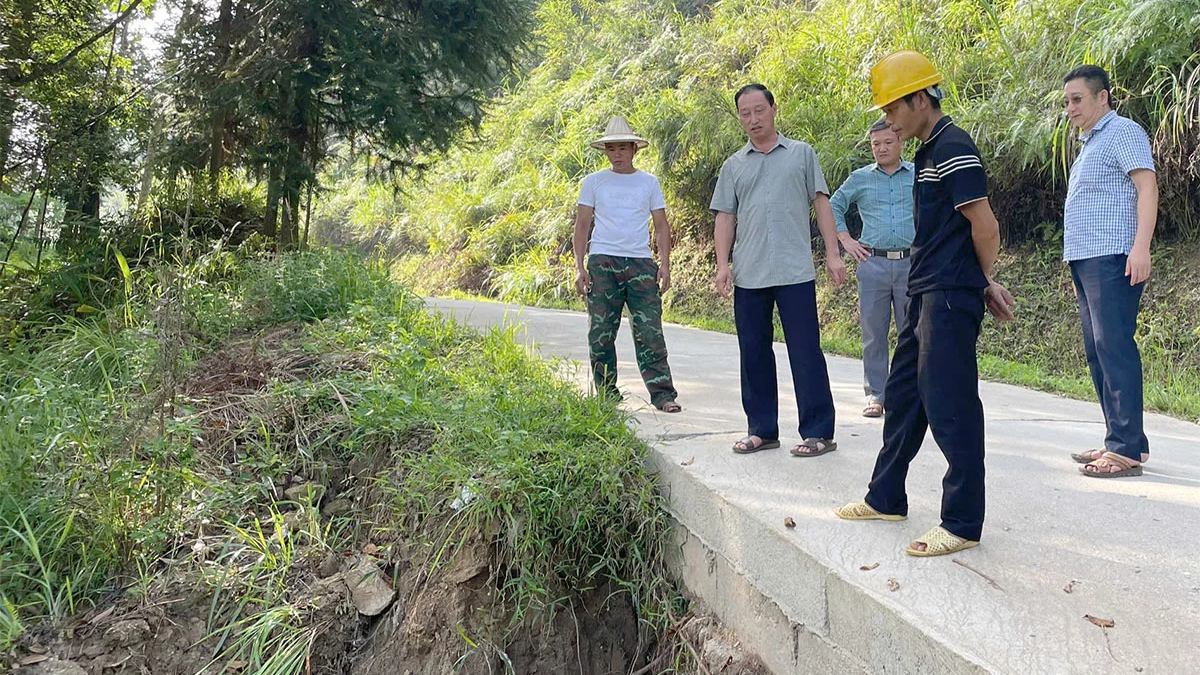Hoang Su Phi Commune urgently evacuated 3 households in the landslide area.