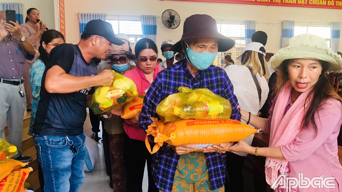 La comuna de Vinh Binh ofrece regalos a personas con discapacidad