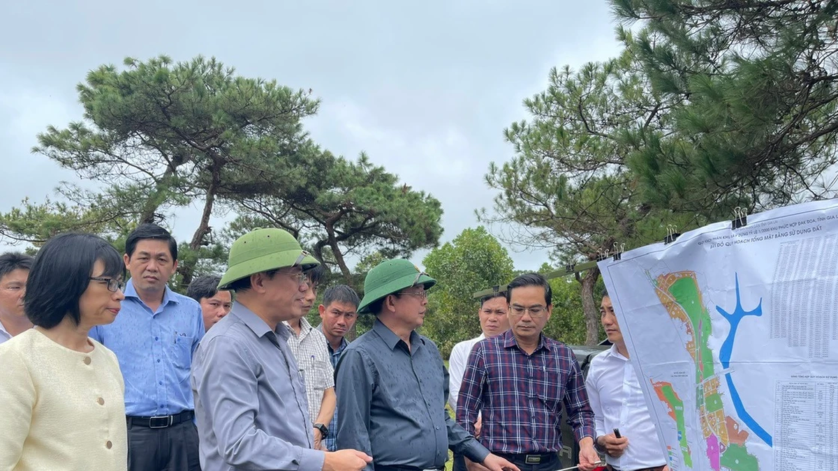 Los líderes provinciales de Gia Lai inspeccionan y supervisan proyectos clave en el oeste de la provincia.