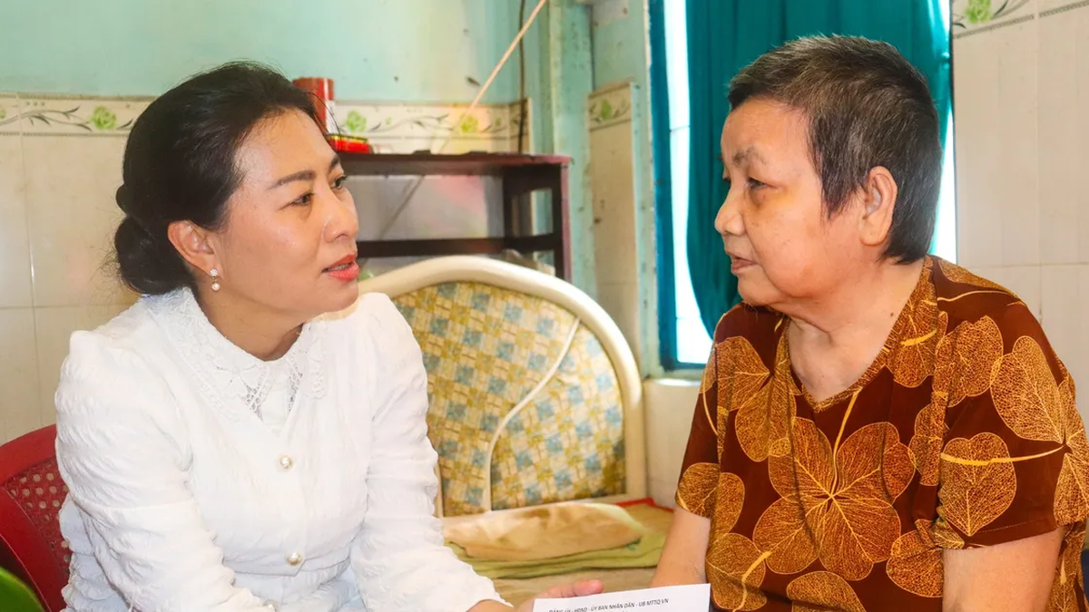 Tan Hoa ward leaders visit and give gifts to disadvantaged families