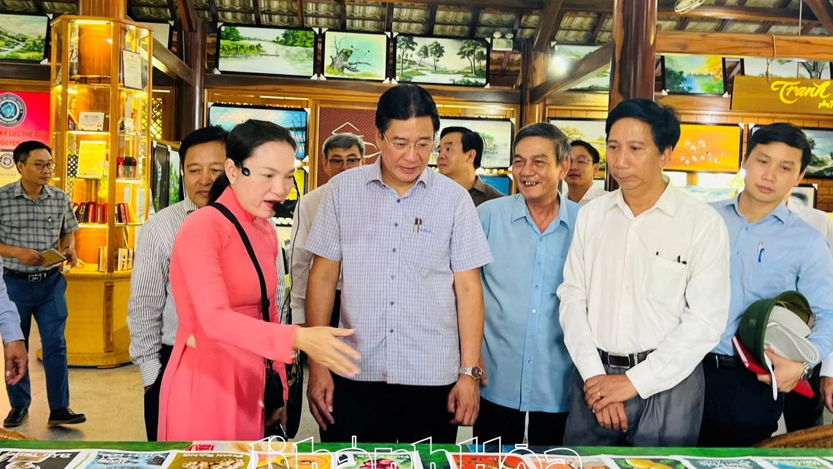 Vice Chairman of the Provincial People's Committee Nguyen Long Bien surveyed some tourist attractions.