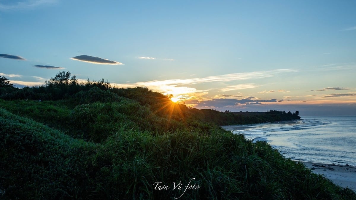 កំពូលភ្នំថ្មដែលលាតសន្ធឹងទៅឆ្នេរកណ្តាល មានទេសភាពព្រៃ និងស្រស់ស្អាត ប្រដូចទៅនឹង 'ត្បូងលាក់' ។