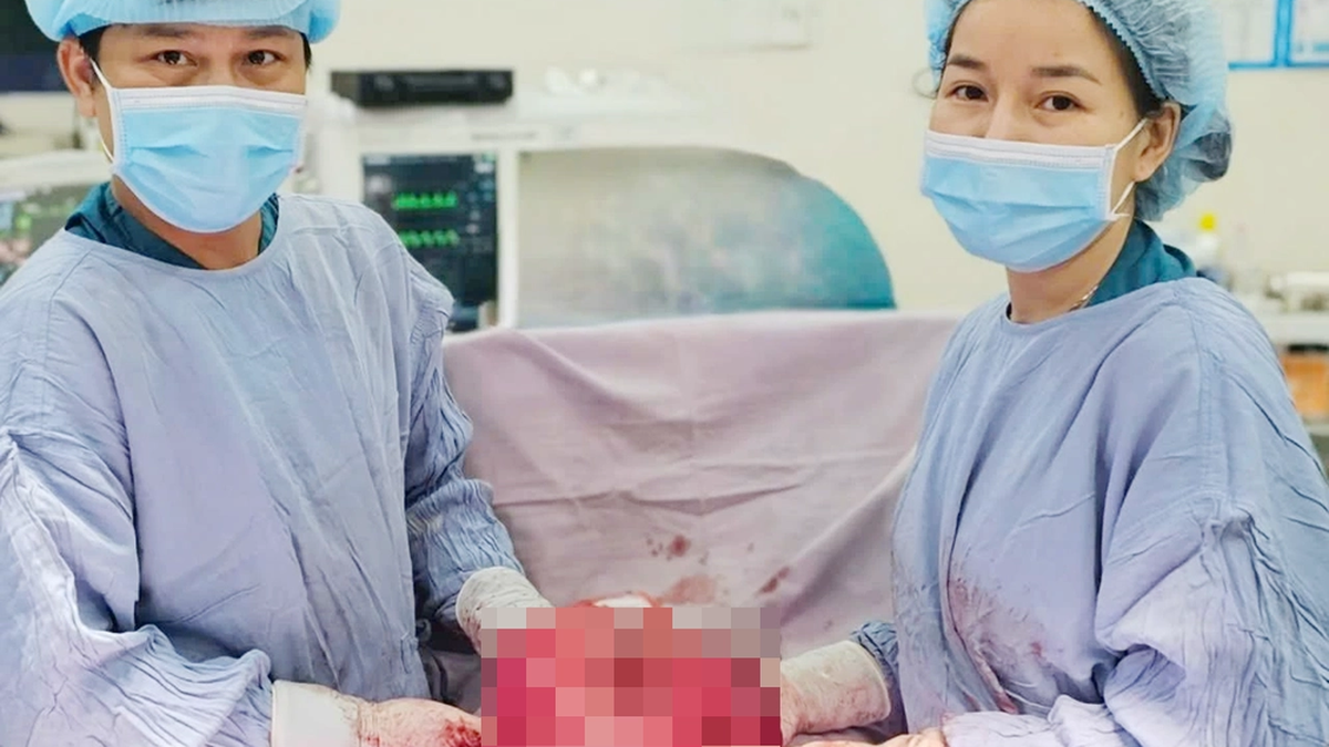 نجح مستشفى ثونغ نهات العام في إجراء عملية جراحية لورم ليفي رحمي ضخم يزن 7 كجم