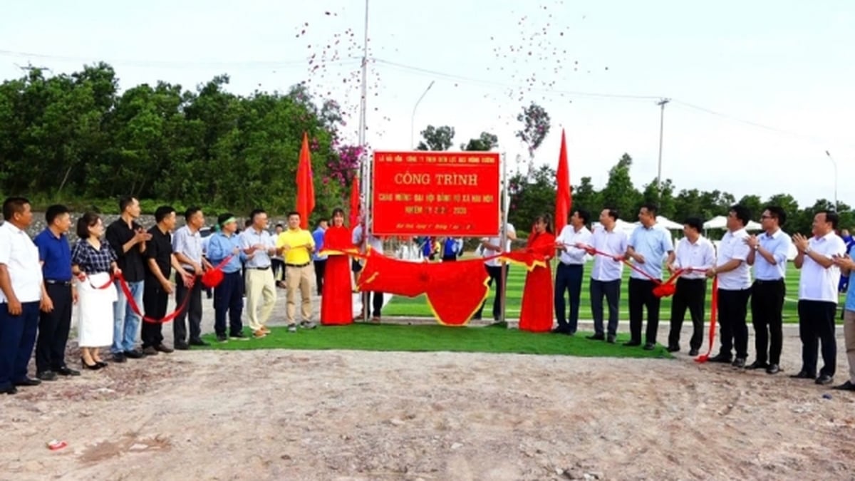 تعمل جمعية AES Mong Duong على تحسين جودة حياة المجتمع من خلال رعاية ملعب كرة قدم في بلدية هاي هوا