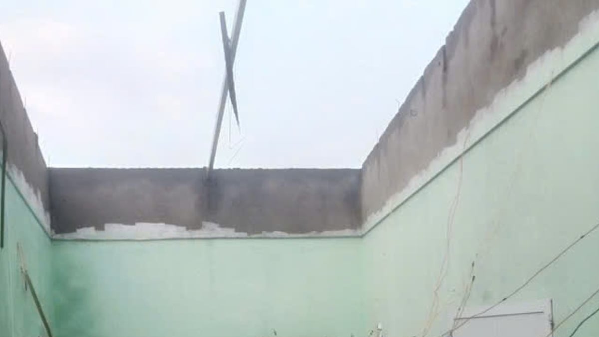 Comuna de Hong Thai: La lluvia y los fuertes vientos arrancaron los techos de muchas casas.
