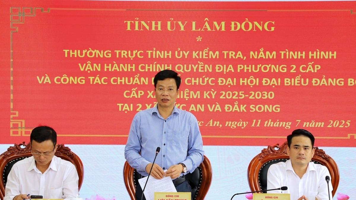 El subsecretario del Comité Provincial del Partido, Luu Van Trung, trabaja con las comunas de Duc An y Dak Song.
