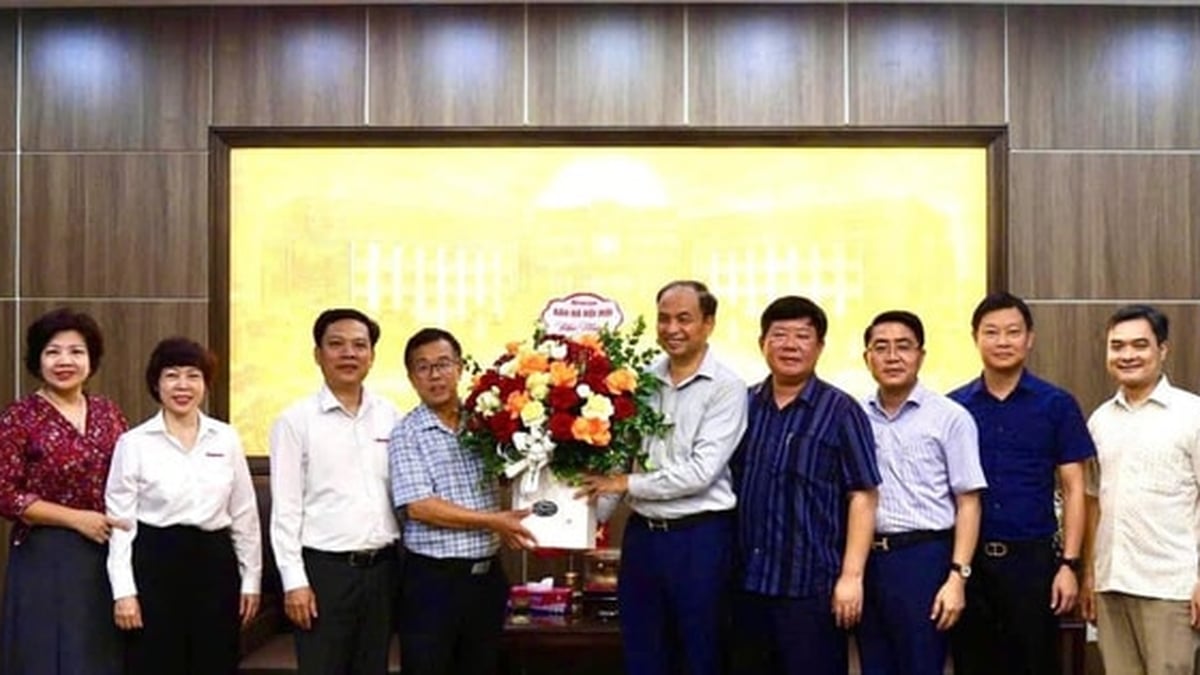 หนังสือพิมพ์ฮานอยมอยเยี่ยมชมและแสดงความยินดีกับชาวบ้านตำบลเตยโฮ เยนโซ และเยนฮวา