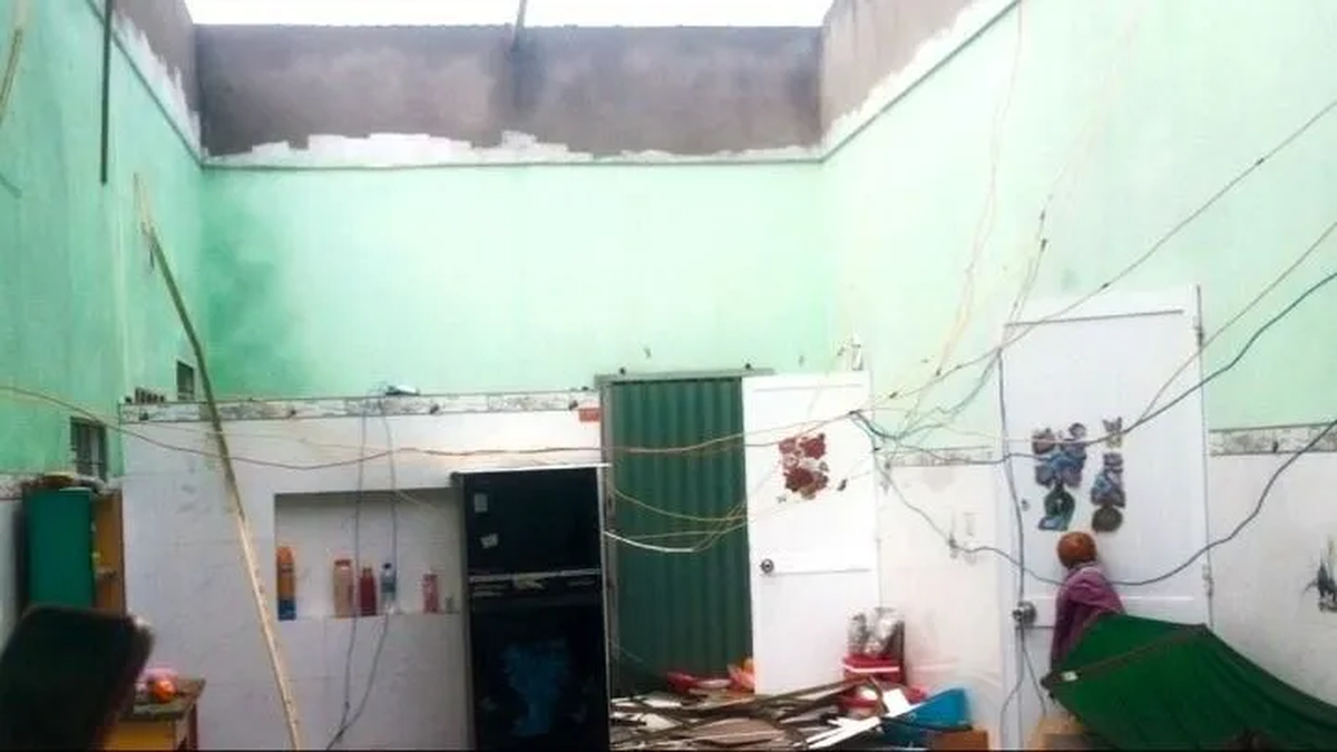 Lam Dong: 10 casas perdieron sus techos y sólo quedaron 4 paredes.