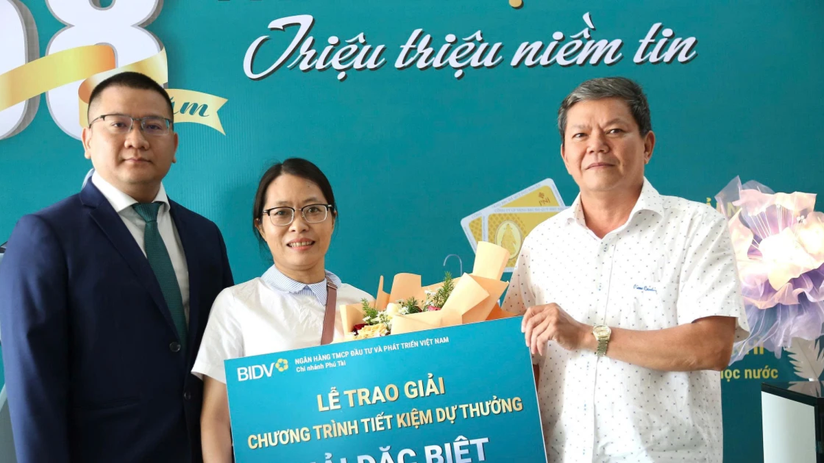 BIDV Phu Tai entregó un premio por valor de 118 millones de VND a un cliente