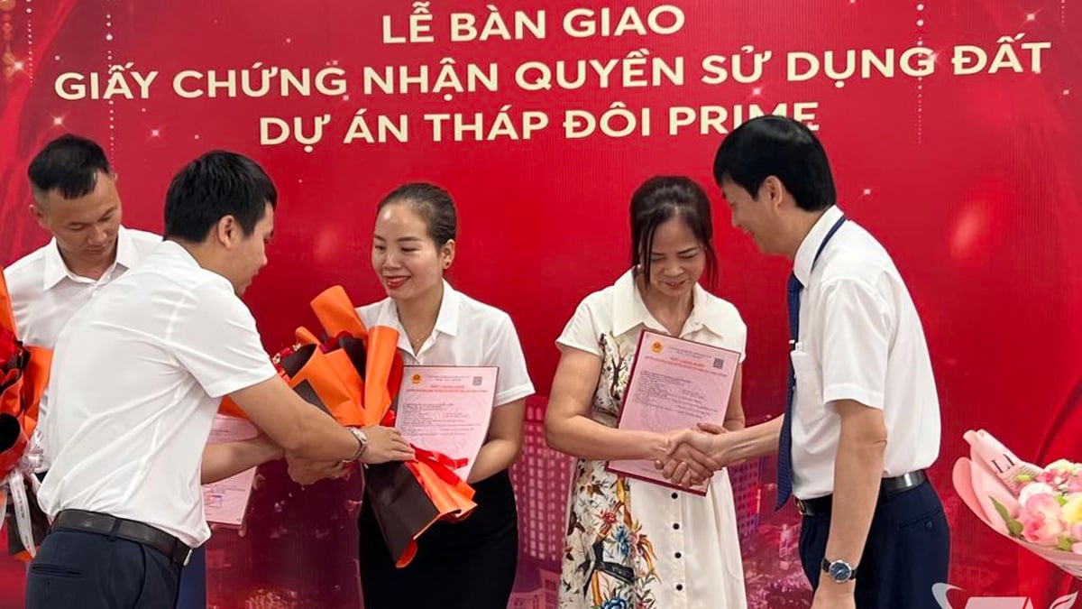 Handing over land use right certificates to residents of Prime Twin Towers