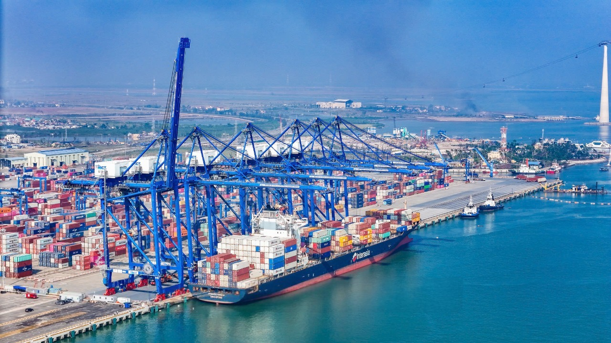 Cars of all kinds imported through Hai Phong area increased by nearly 41% over the same period.