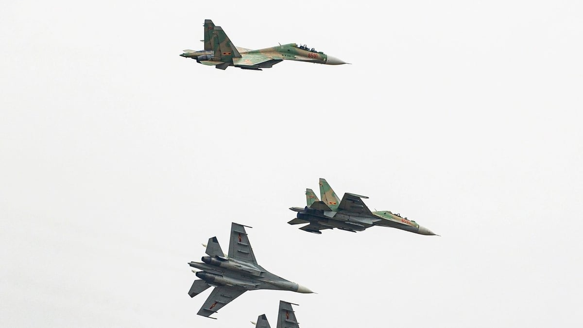 30 aircraft participate in the A80 parade mission
