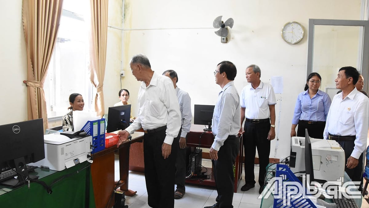 Retired police officers visit Luong Hoa Lac Commune Party Committee