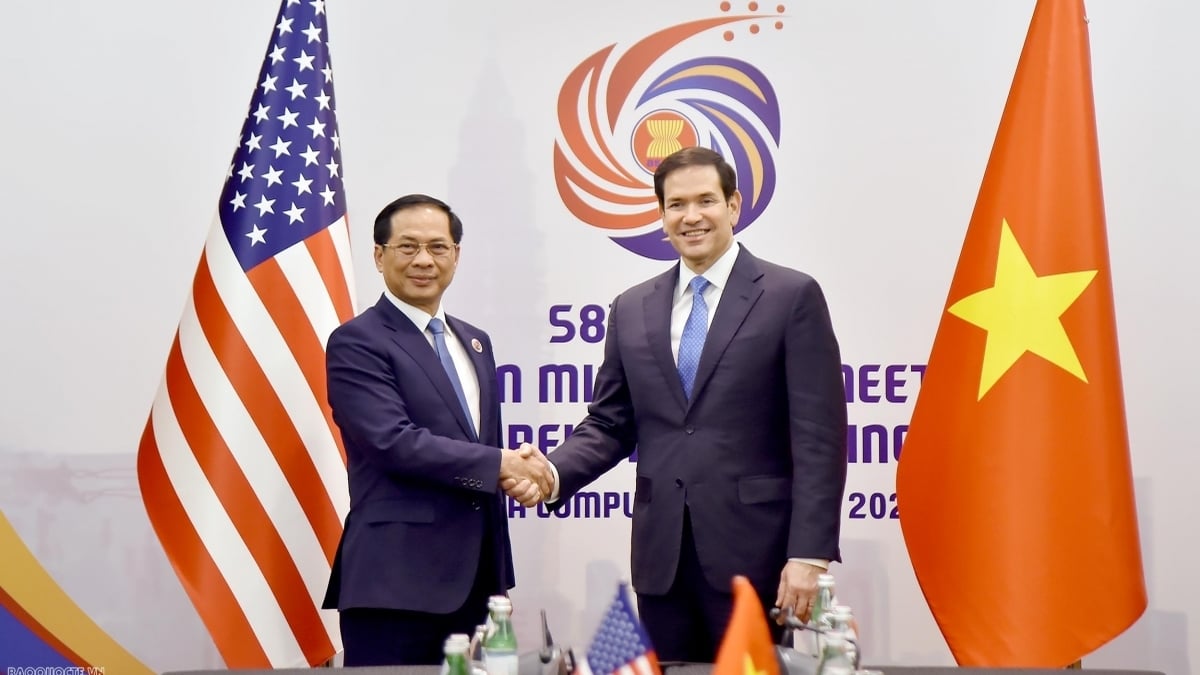 El viceprimer ministro y ministro de Asuntos Exteriores, Bui Thanh Son, se reúne con el secretario de Estado de Estados Unidos, Marco Rubio.