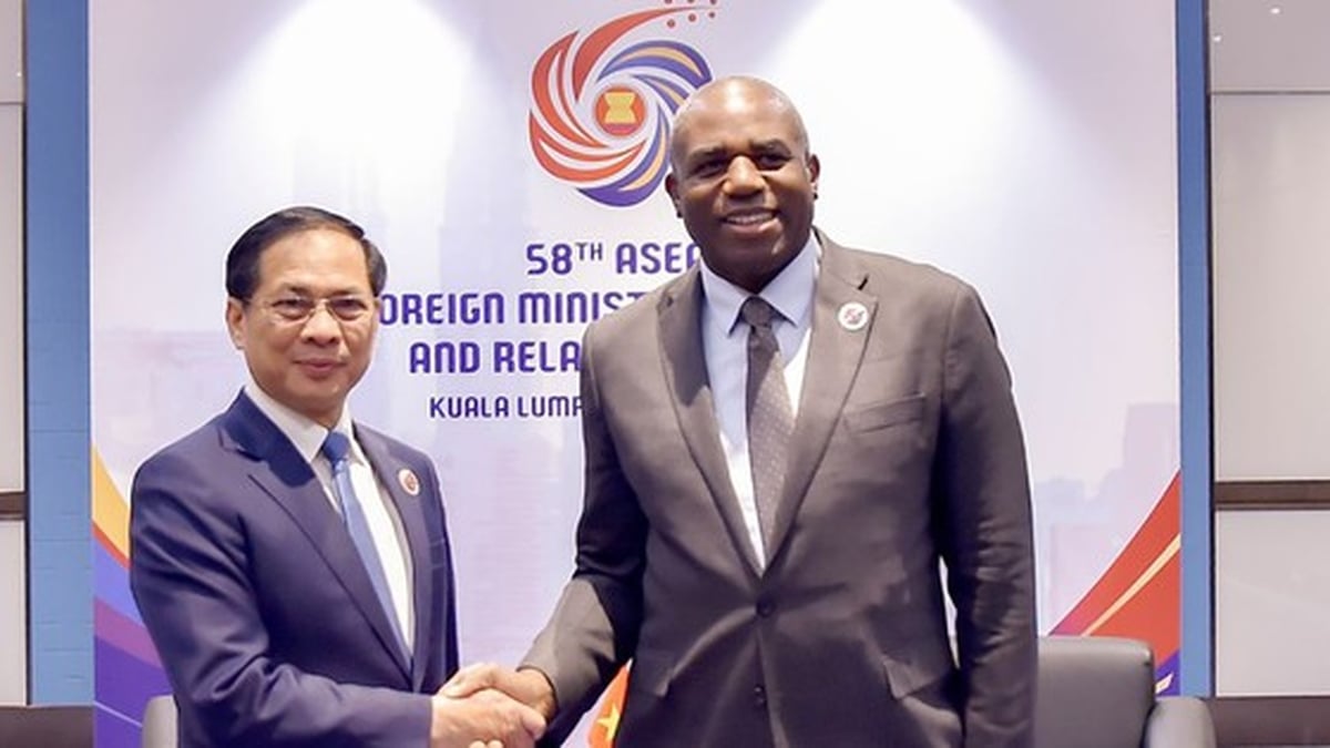 British Foreign Secretary supports the construction of Vietnam's financial center