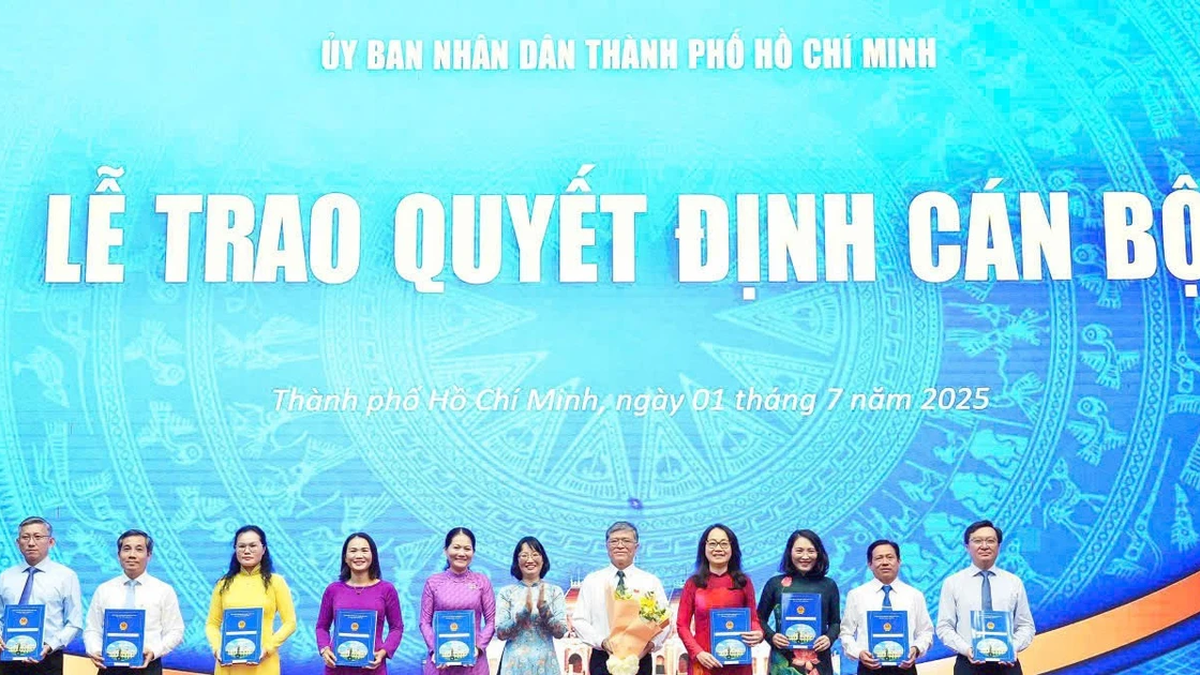 ការប្រគល់ភារកិច្ចរបស់ក្រុមប្រឹក្សាភិបាលនៃមន្ទីរអប់រំ និងបណ្តុះបណ្តាលទីក្រុងហូជីមិញឡើងវិញ បន្ទាប់ពីការរួមបញ្ចូលគ្នា