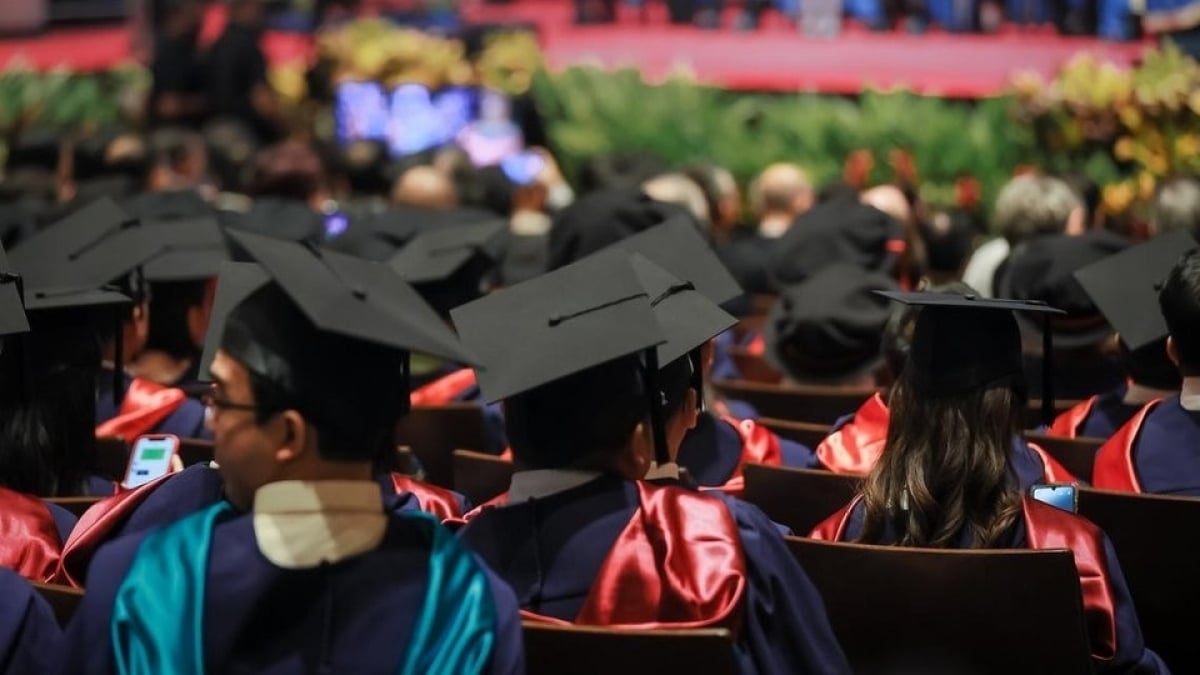 Studenten streben nach der Aufnahme in renommierte Clubs als Sprungbrett für die Zukunft