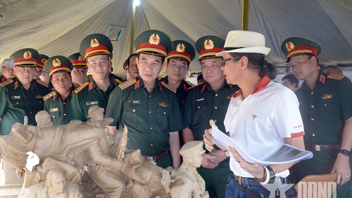 General Phan Van Giang inspects the construction progress of the international soldier memorial at the Vietnam Military History Museum.