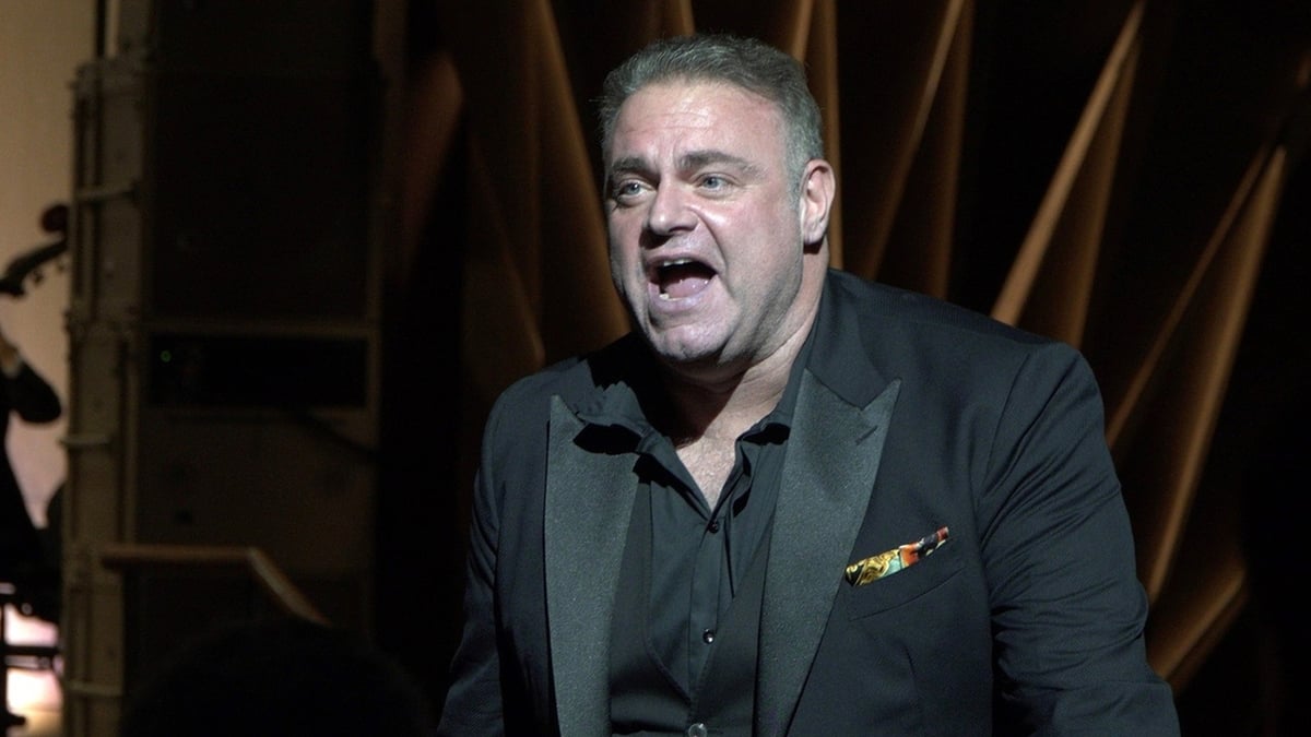 Opera star brings immortal French love song to the stage, Hoan Kiem Theater explodes