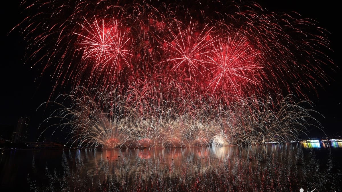 Vietnam - China fireworks light up Han River, attracting tourists on final night