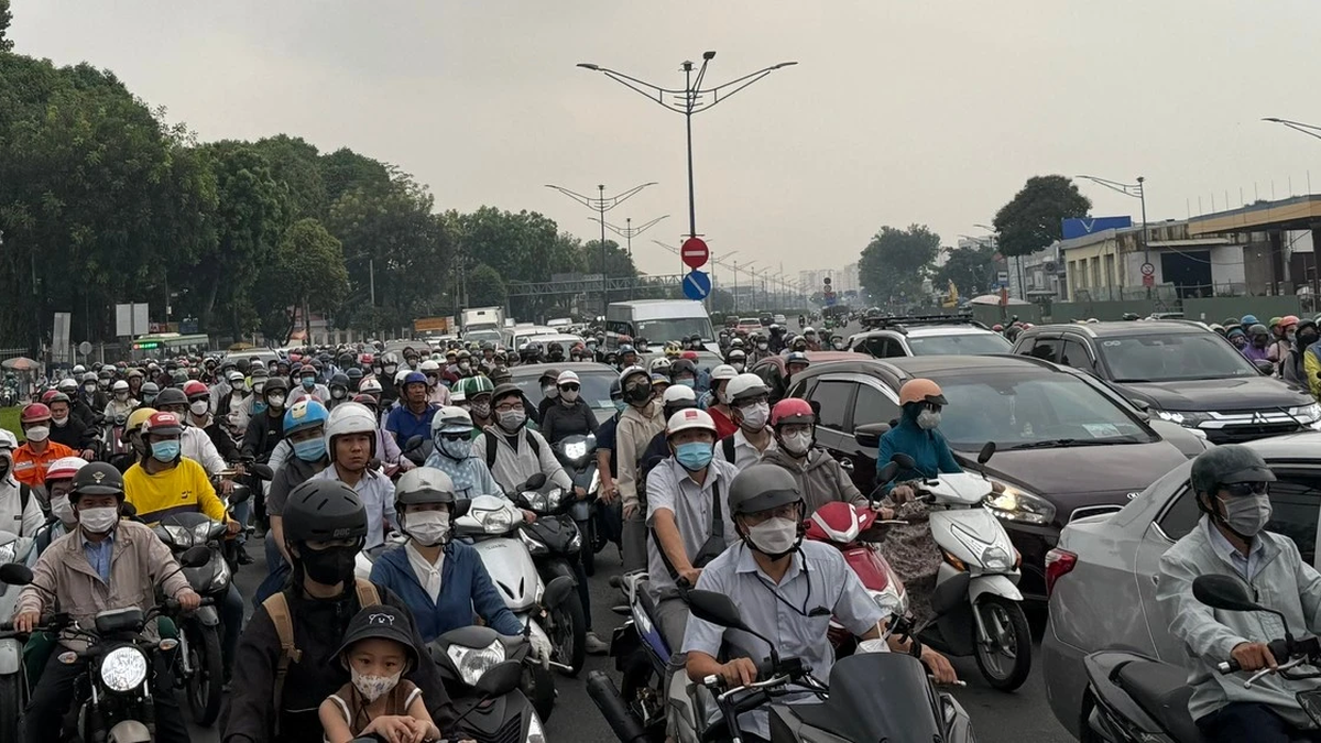首相は、2026年7月までにハノイ環状道路1号線でガソリンで動くバイクやスクーターの走行を禁止するよう要請した。