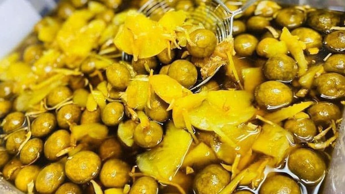 Les femmes se disputent l'achat de prunes marinées, mais oublient cette étape et les jettent facilement car les prunes marinées contiennent de l'écume.