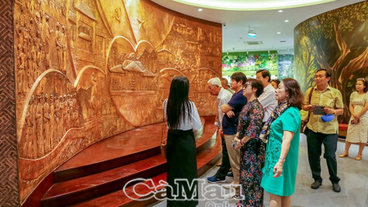 D'anciens dirigeants de la province d'An Giang visitent les attractions touristiques de Ca Mau